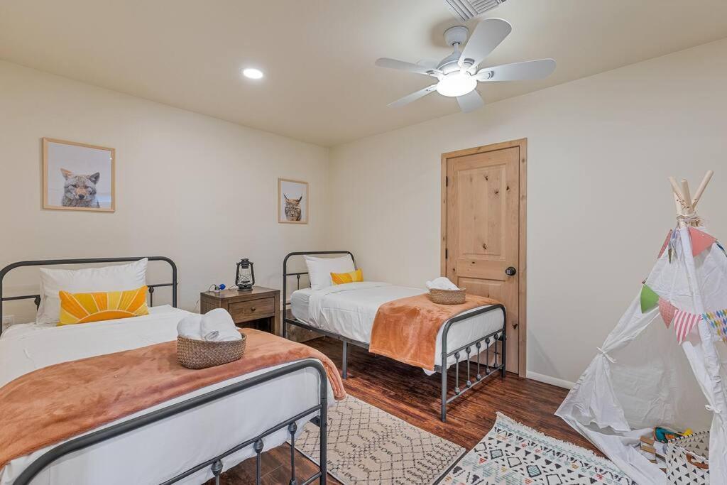 Close To Fresh Creek! Sleeps 12 ~ Amazing Views W/Serene Open Space ~ Hot Tub + Game Room ~ Trails Outside Sedona Bagian luar foto