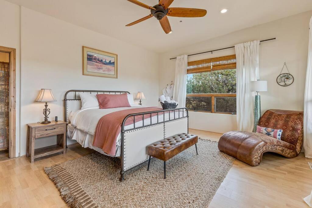 Close To Fresh Creek! Sleeps 12 ~ Amazing Views W/Serene Open Space ~ Hot Tub + Game Room ~ Trails Outside Sedona Bagian luar foto