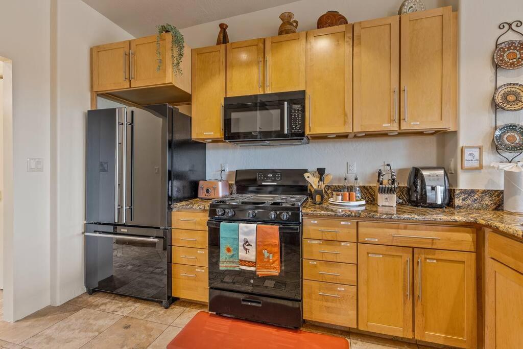 Close To Fresh Creek! Sleeps 12 ~ Amazing Views W/Serene Open Space ~ Hot Tub + Game Room ~ Trails Outside Sedona Bagian luar foto