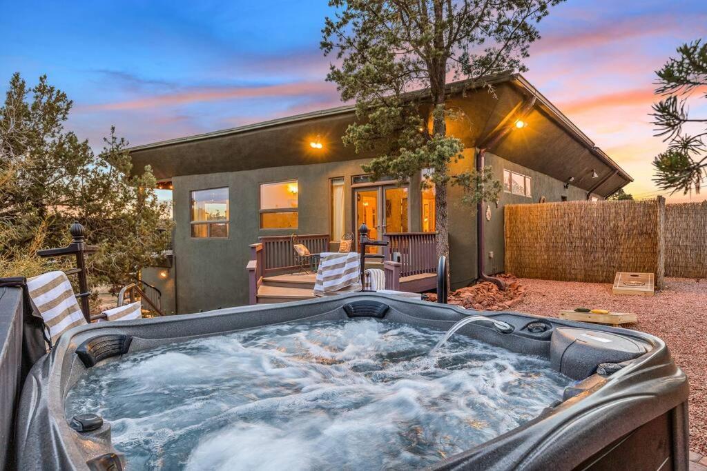 Close To Fresh Creek! Sleeps 12 ~ Amazing Views W/Serene Open Space ~ Hot Tub + Game Room ~ Trails Outside Sedona Bagian luar foto