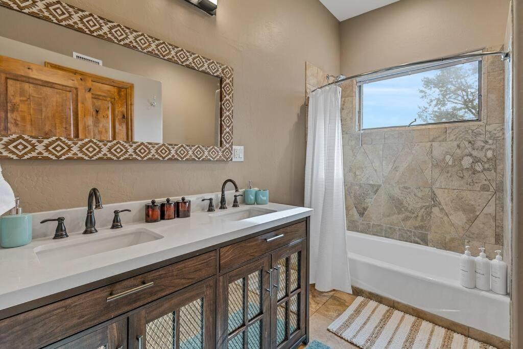 Close To Fresh Creek! Sleeps 12 ~ Amazing Views W/Serene Open Space ~ Hot Tub + Game Room ~ Trails Outside Sedona Bagian luar foto