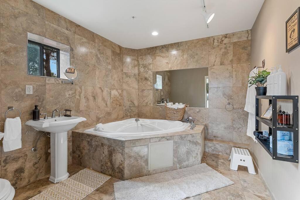 Close To Fresh Creek! Sleeps 12 ~ Amazing Views W/Serene Open Space ~ Hot Tub + Game Room ~ Trails Outside Sedona Bagian luar foto