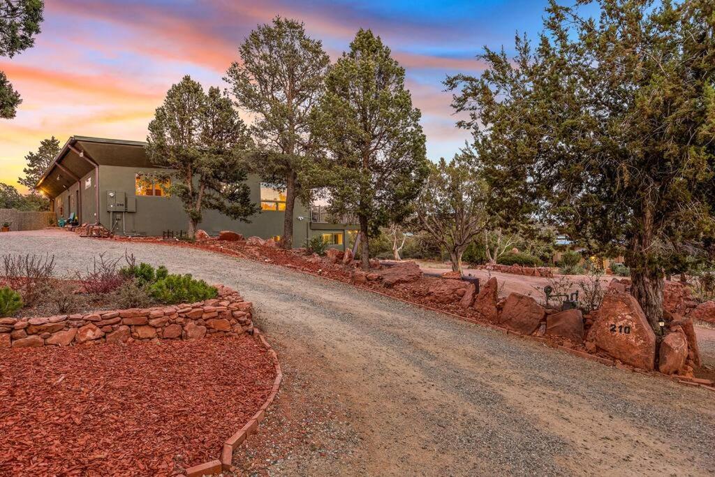 Close To Fresh Creek! Sleeps 12 ~ Amazing Views W/Serene Open Space ~ Hot Tub + Game Room ~ Trails Outside Sedona Bagian luar foto