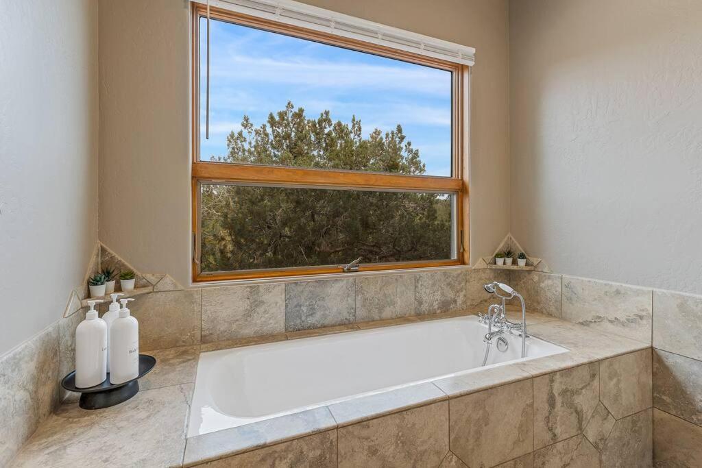 Close To Fresh Creek! Sleeps 12 ~ Amazing Views W/Serene Open Space ~ Hot Tub + Game Room ~ Trails Outside Sedona Bagian luar foto
