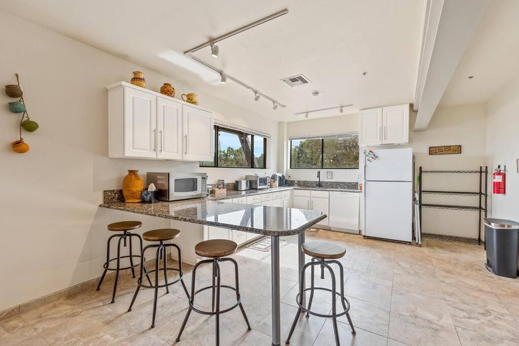 Close To Fresh Creek! Sleeps 12 ~ Amazing Views W/Serene Open Space ~ Hot Tub + Game Room ~ Trails Outside Sedona Bagian luar foto